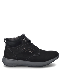 Le sneaker noir se distingue par son design épuré et son laçage robuste. Le matériau de haute qualité confère à la chaussure une apparence élégante idéale pour un look décontracté.