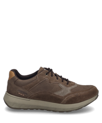 De sneaker in de kleur moro-multi is gemaakt van suede met textiele inzetstukken en heeft een vetersluiting. De comfortabele zool en het eenvoudige ontwerp maken hem ideaal voor dagelijks gebruik.