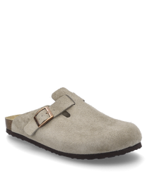 Der taupefarbene Clog besteht aus einem weichen Wildledermaterial und besitzt eine auffällige Schnalle als Verschluss. Der Schuh bietet einen offenen Fersenbereich und eine ergonomische Form für hohen Tragekomfort.
