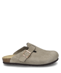 Der taupefarbene Clog besteht aus einem weichen Wildledermaterial und besitzt eine auffällige Schnalle als Verschluss. Der Schuh bietet einen offenen Fersenbereich und eine ergonomische Form für hohen Tragekomfort.