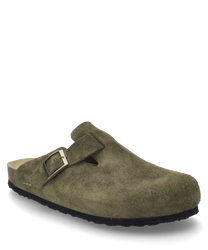 Der olivfarbene Clog besteht aus Wildleder und hat eine dekorative Schnalle als Verschluss. Die hellbraune Innensohle ergänzt das schlichte aber stilvolle Design.