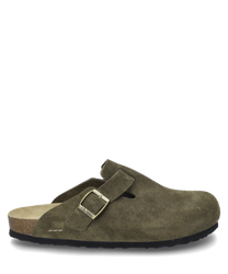 Der olivfarbene Clog besteht aus Wildleder und hat eine dekorative Schnalle als Verschluss. Die hellbraune Innensohle ergänzt das schlichte aber stilvolle Design.