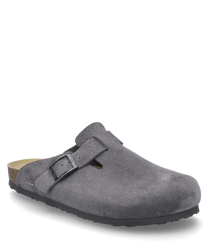 Le sabot gris est en daim doux et possède une boucle réglable comme fermeture. La chaussure allie confort et design tendance idéale pour un usage quotidien.