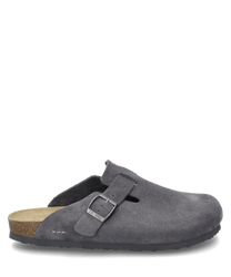 Le sabot gris est en daim doux et possède une boucle réglable comme fermeture. La chaussure allie confort et design tendance idéale pour un usage quotidien.