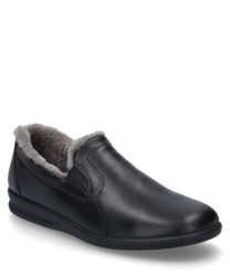 Un chausson noir avec une doublure douce et un élastique comme fermeture. Le chausson est en matériau lisse et offre un confort de port agréable.