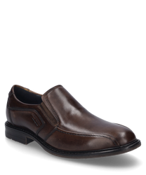 Zapatilla elegante en color cognac hecha de cuero de alta calidad con goma elástica para ponerla fácilmente. El zapato tiene una superficie lisa y costuras decorativas discretas que le dan un toque moderno al diseño clásico.