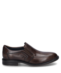 Zapatilla elegante en color cognac hecha de cuero de alta calidad con goma elástica para ponerla fácilmente. El zapato tiene una superficie lisa y costuras decorativas discretas que le dan un toque moderno al diseño clásico.