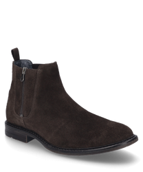 Die Stiefelette in der Farbe Moro besteht aus hochwertigem Wildleder und verfügt über einen seitlichen Reißverschluss. Sie hat eine glatte elegante Form mit einer robusten schwarzen Sohle.