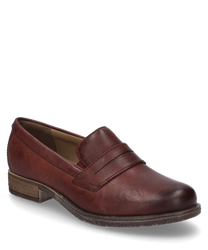 Le mocassin bordeaux en cuir a une élégante fermeture à élastique et une semelle discrète marron clair. Le matériau lisse et la forme classique confèrent à la chaussure un aspect intemporel.