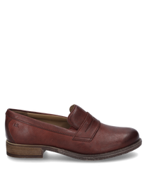 Le mocassin bordeaux en cuir a une élégante fermeture à élastique et une semelle discrète marron clair. Le matériau lisse et la forme classique confèrent à la chaussure un aspect intemporel.