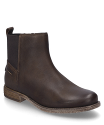 La bota en color Moro está hecha de cuero de alta calidad y cuenta con una cremallera lateral. El zapato tiene un tacón plano y paneles elásticos para mayor comodidad.