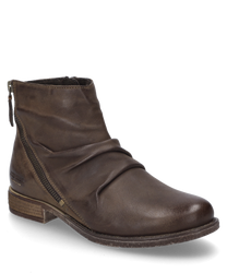La bota en color camel está hecha de cuero liso y cuenta con una cremallera lateral. Se caracteriza por un sutil fruncido en la parte delantera que le da un aspecto moderno.