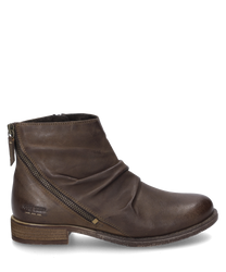 La bota en color camel está hecha de cuero liso y cuenta con una cremallera lateral. Se caracteriza por un sutil fruncido en la parte delantera que le da un aspecto moderno.