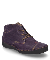 La imagen muestra una bota morada con cordones hecha de cuero robusto y texturizado. Destacan las costuras en contraste y la suela negra plana que le da al zapato un aspecto moderno.