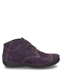 La imagen muestra una bota morada con cordones hecha de cuero robusto y texturizado. Destacan las costuras en contraste y la suela negra plana que le da al zapato un aspecto moderno.