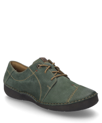 Zapato semi cerrado verde de cuero con cordones costuras claras y una suela oscura y estable. El zapato tiene sutiles acentos rojos y una superficie texturizada para un estilo adicional.