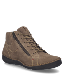 Die Stiefelette in der Farbe Castagne besteht aus einem robusten hellbraunen Leder mit einer Schnürung und einem seitlichen Reißverschluss. Markante Ziernähte und eine kontrastierende schwarze Sohle verleihen dem Schuh einen modernen Look.