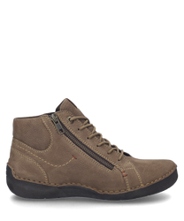 Die Stiefelette in der Farbe Castagne besteht aus einem robusten hellbraunen Leder mit einer Schnürung und einem seitlichen Reißverschluss. Markante Ziernähte und eine kontrastierende schwarze Sohle verleihen dem Schuh einen modernen Look.