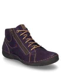 La imagen muestra una bota morada con cordones fabricada en cuero resistente. Destacan las costuras en contraste y la cremallera lateral que le dan al zapato un aspecto moderno.