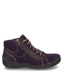 La imagen muestra una bota morada con cordones fabricada en cuero resistente. Destacan las costuras en contraste y la cremallera lateral que le dan al zapato un aspecto moderno.