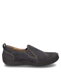 A half shoe in the color titanium with elastic closure made from a smooth durable material. The shoe features contrasting seams that give it a distinctive appearance.
