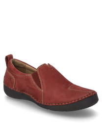 El zapato rojo está hecho de un suave material sintético de cuero y se caracteriza por un práctico cierre de goma. La fina costura a lo largo de la suela y el diseño sencillo le dan un aspecto moderno.