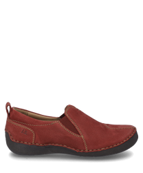 El zapato rojo está hecho de un suave material sintético de cuero y se caracteriza por un práctico cierre de goma. La fina costura a lo largo de la suela y el diseño sencillo le dan un aspecto moderno.