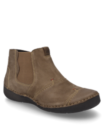 Die Stiefelette in der Farbe Castagne besteht aus hochwertigem Leder mit einem seitlichen Reißverschluss. Sie zeichnet sich durch ihre feine Nahtverarbeitung und bequeme Sohle aus.