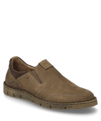 Mocasín marrón de cuero liso con elástico que permite una fácil entrada. El zapato tiene una suela robusta y costuras decorativas discretas para un aspecto clásico.