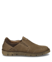 Mocasín marrón de cuero liso con elástico que permite una fácil entrada. El zapato tiene una suela robusta y costuras decorativas discretas para un aspecto clásico.