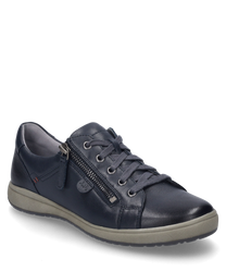 La sneaker è realizzata in pelle di colore indaco e presenta una superficie liscia e lucida. Dispone di una cerniera laterale come principale sistema di chiusura che consente di indossarla e toglierla facilmente. La suola è di un sobrio tono grigio che con
