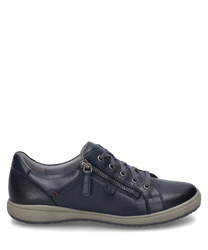 La sneaker è realizzata in pelle di colore indaco e presenta una superficie liscia e lucida. Dispone di una cerniera laterale come principale sistema di chiusura che consente di indossarla e toglierla facilmente. La suola è di un sobrio tono grigio che con