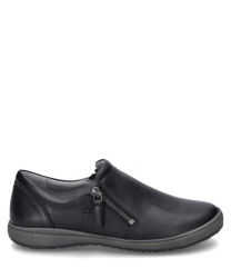 La scarpa nera mostrata è realizzata in pelle liscia e presenta una cucitura discreta. La scarpa è dotata di una chiusura laterale a zip come principale sistema di chiusura che facilita l'indossamento e lo svestimento. La suola è di un grigio a contrasto e