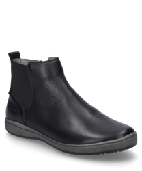 La bota negra está hecha de cuero liso y tiene una cremallera lateral para ponerla y quitarla fácilmente. El zapato tiene una silueta sencilla con una parte elástica para mayor comodidad.