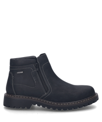 Die schwarze Stiefelette besteht aus einem robusten Material mit sichtbaren Nähten und einem seitlichen Reißverschluss. Sie hat eine profilierte Sohle die für guten Halt sorgt.