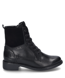 Der schwarze Stiefel ist aus glattem Leder gefertigt und verfügt über eine robuste Schnürung. Besondere Merkmale sind die dezente Logoprägung an der Seite und der verstärkte Fersenbereich.