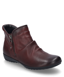 Die bordeauxfarbene Stiefelette aus Leder verfügt über einen seitlichen Reißverschluss für einfaches An- und Ausziehen. Der Schuh hat eine glatte Oberfläche und eine dezente Markenprägung an der Ferse.