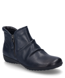 La botte en couleur Océan se distingue par son design en cuir lisse et élégant avec une fermeture éclair latérale. La chaussure offre un aspect légèrement froncé qui lui confère une touche moderne.