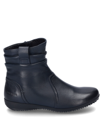 La bota en color Océano está hecha de cuero suave y cuenta con una práctica cremallera lateral. El zapato tiene un diseño de caña ligeramente fruncido y una suela plana para caminar cómodamente.