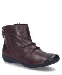 Die bordeauxfarbene Stiefelette aus Leder verfügt über einen seitlichen Reißverschluss und eine dezente Raffung am Schaft. Der Schuh hat eine glatte Oberfläche und eine flache schwarze Sohle.