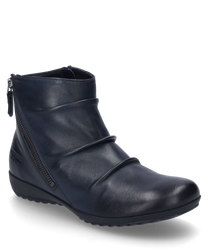 The ankle boot in the color Ocean is made of high-quality leather and features a side zipper. The design is simple and elegant with slightly gathered material at the front.
