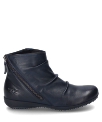 The ankle boot in the color Ocean is made of high-quality leather and features a side zipper. The design is simple and elegant with slightly gathered material at the front.