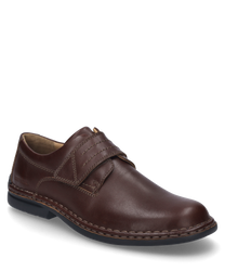 La scarpa in colore Brandy è realizzata in pelle liscia e dispone di una pratica chiusura in velcro. La cura nei dettagli delle cuciture e la forma comoda la rendono ideale per l'uso quotidiano.