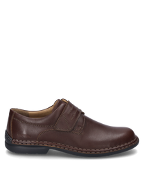 La scarpa in colore Brandy è realizzata in pelle liscia e dispone di una pratica chiusura in velcro. La cura nei dettagli delle cuciture e la forma comoda la rendono ideale per l'uso quotidiano.