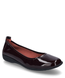 Elegante ballerina in bordeaux met glanzende afwerking en flexibele elastische band als sluiting. De schoen heeft een glad oppervlak en een licht profielzool voor extra grip.