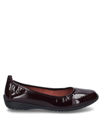 Elegante ballerina in bordeaux met glanzende afwerking en flexibele elastische band als sluiting. De schoen heeft een glad oppervlak en een licht profielzool voor extra grip.