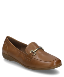 Der Ballerina-Schuh in der Farbe Camel ist aus glattem Leder gefertigt und verfügt über einen praktischen Gummizugverschluss. Ein besonderes Merkmal ist die dekorative Metallschnalle auf der Vorderseite die dem Schuh eine elegante Note verleiht.