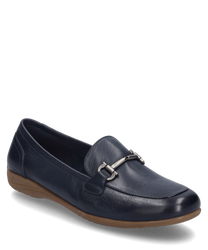Elegante ballerina in pelle color indaco con elastico come chiusura. La scarpa ha una superficie liscia e una suola leggermente profilata in marrone.
