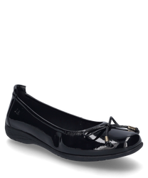 Bailarina negra con acabado de charol brillante y cierre de goma. El zapato está decorado con un lazo en la parte delantera.