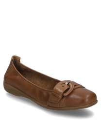 Ballerine couleur camel avec élastique et boucle décorative fabriquée en cuir lisse. La chaussure a une semelle plate et offre un look classique et élégant.